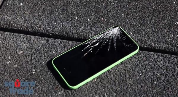 iPhone 5S e iPhone 5C messi alla prova: la resistenza del modello in plastica delude