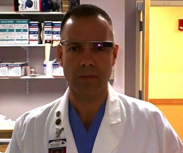 Google Glass in sala operatoria: il chirurgo Rafael Grossmann trasmette un intervento su Google Hangout